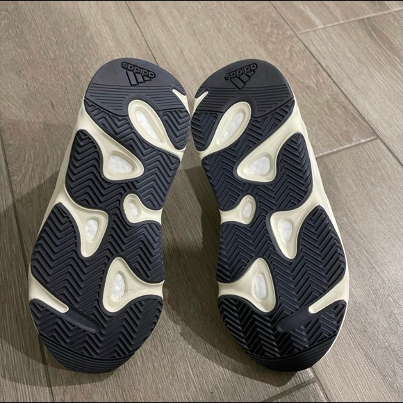 Yeezy 700 v2 Analong - Picture 4 of 5